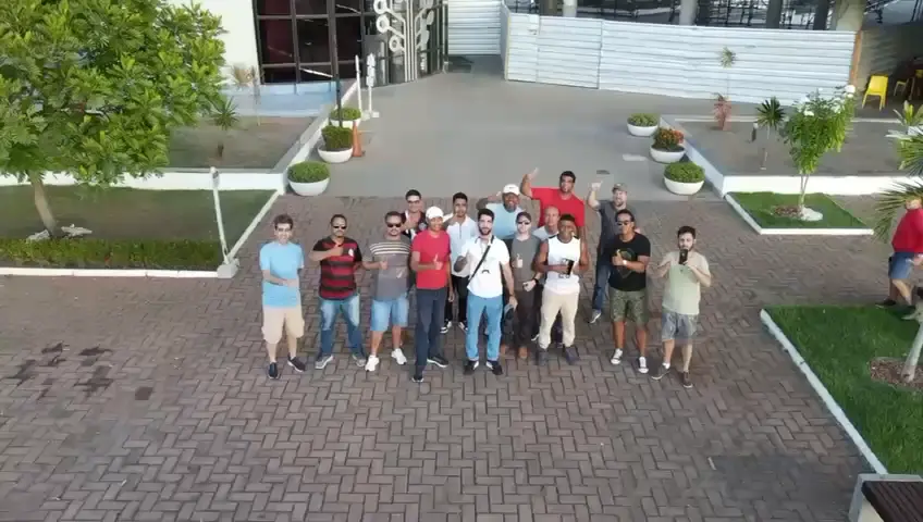 Instrutor acompanhando operação de drone