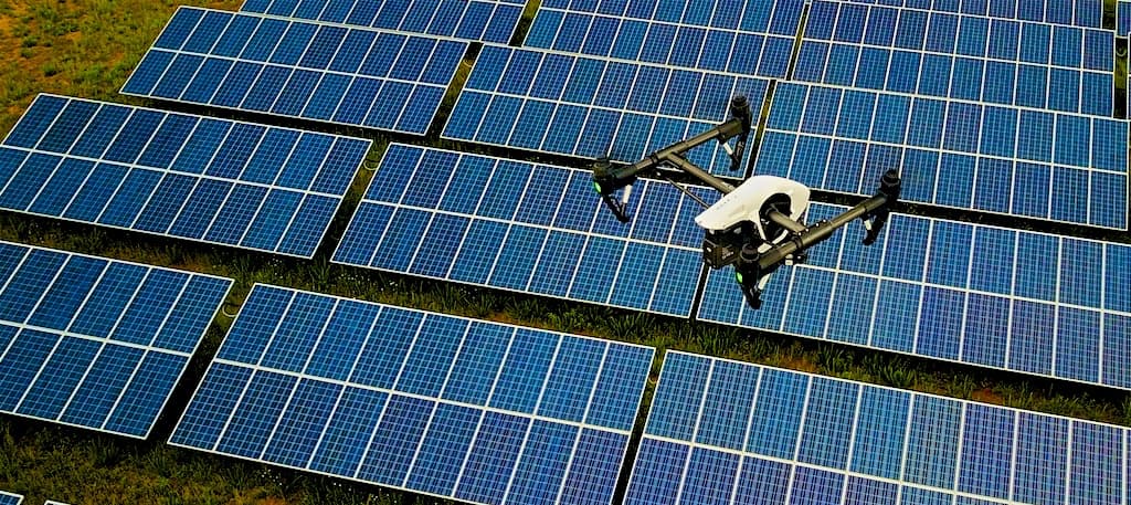 Como funciona a detecção de falhas em módulos fotovoltaicos com câmeras termográficas acopladas a drones?